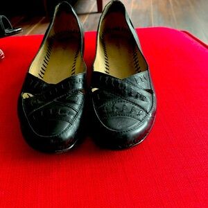 Black leather Easy Spirit shoes. Size 6 1/2